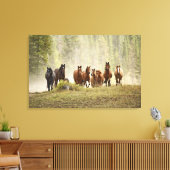 馬は丸め合わせの間に小さな丘を這っていた キャンバスプリント (インサイチュ (リビング))