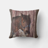 馬は茶色に乗って目で私を見ている クッション (裏面)