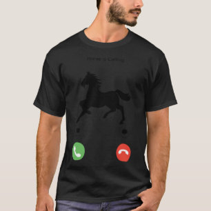 馬は馬に乗ってアルシアを呼んでいる Tシャツ