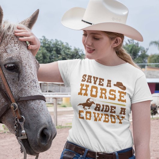 馬をカウボーイに乗せて救う Tシャツ