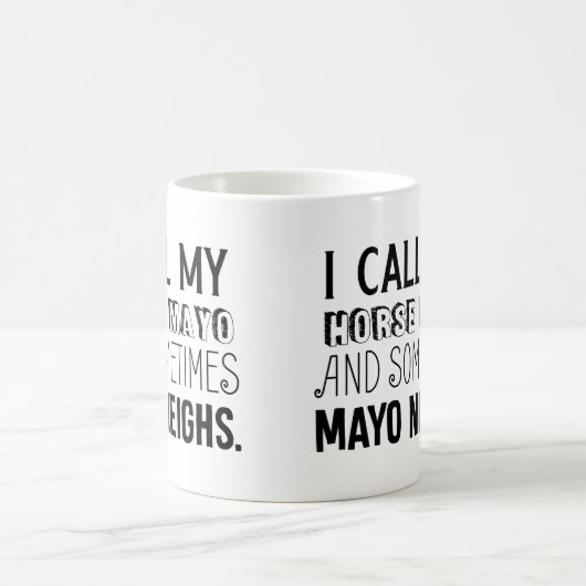 馬をマヨと呼び、時にはマヨのいななきを呼ぶ コーヒーマグカップ (中央)