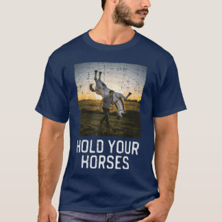 「馬を待て」面白フレーズ・おもしろ・ジョーク メンズ レディース Tシャツ