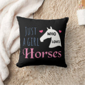 馬を愛する女の子 クッション (ブランケット)