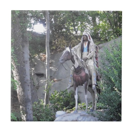 馬を持つ原産のアメリカインディアンの責任者 タイル (正面)