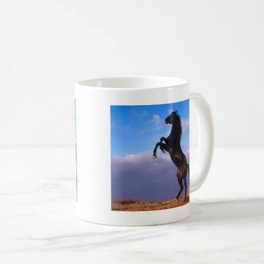 馬を育てている野生の黒い種馬 コーヒーマグカップ (正面右)