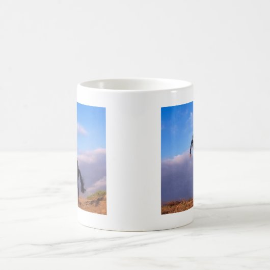 馬を育てている野生の黒い種馬 コーヒーマグカップ (中央)