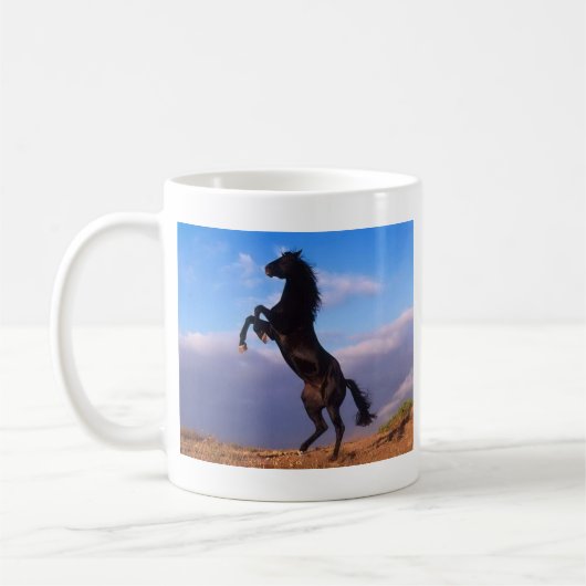 馬を育てている野生の黒い種馬 コーヒーマグカップ (左)