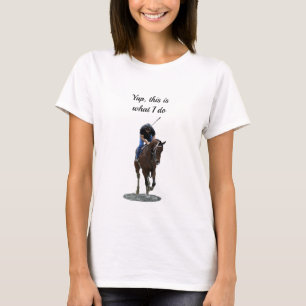 馬を駆け抜けるサラブレッドの騎手Tシャツ Tシャツ