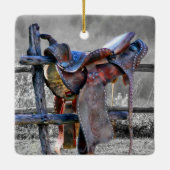 馬サドルの上にコーラルフェンスウェスタン セラミックオーナメント (裏面)