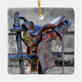 馬サドルの上にコーラルフェンスウェスタン セラミックオーナメント (正面)