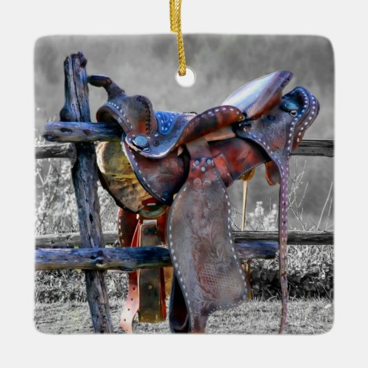 馬サドルの上にコーラルフェンスウェスタン セラミックオーナメント (正面)