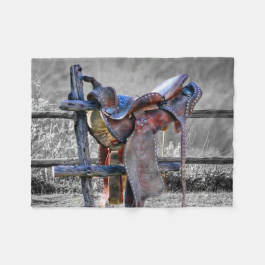 馬サドルの上にコーラルフェンスウェスタン フリースブランケット (正面(横))