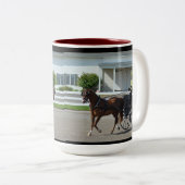 馬ショーを運転するクルミの丘キャリッジ ツートーンマグカップ (正面右)