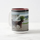馬ショーを運転するクルミの丘キャリッジ ツートーンマグカップ (正面左)