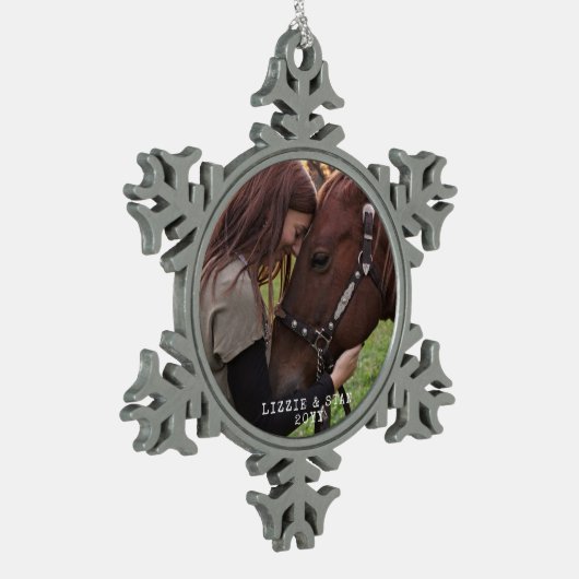 馬パーソナライズされたの写真名と年 スノーフレークピューターオーナメント (左)