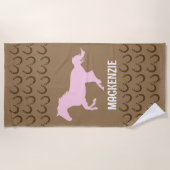 馬ピンクギャロッピング馬蹄茶色の馬術 ビーチタオル (正面)
