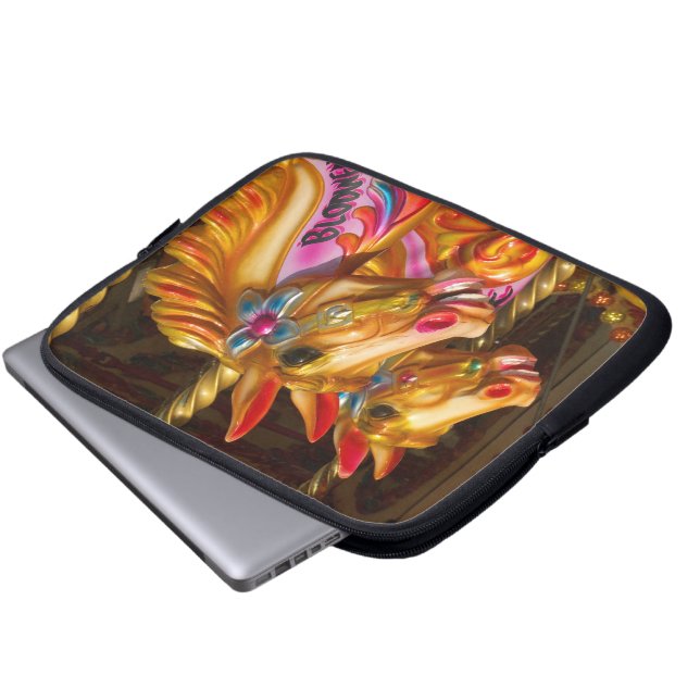 馬メリーの行商 ラップトップスリーブ (正面下部)