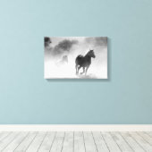 馬ランニングの霧を通して黒と白 キャンバスプリント (インサイチュ (ウッドフロア))