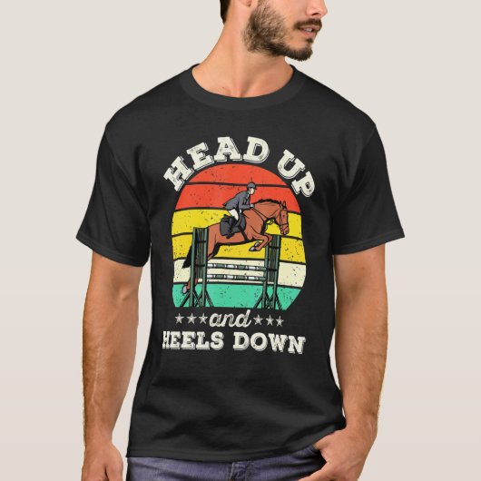 馬上の馬に乗って頭を上げ、かかとを下げる Tシャツ (正面)