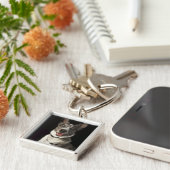 馬具を持つ灰色および白人のオーストラリアの羊飼い キーホルダー (側面)