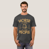 馬好きは馬に乗るしっかり者 乗馬ガール 馬場 Tシャツ (正面フル)