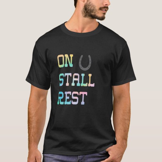 馬小屋で休むヴィンテージな馬 Tシャツ (正面)