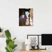 馬小屋で縛られた馬の接頭 ポスター (ホームオフィス)