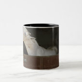 馬小屋の灰色の馬 ツートーンマグカップ (中央)