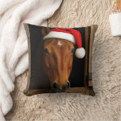 馬小屋の窓から顔を出すクリスマスの馬 クッション (ブランケット)