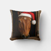 馬小屋の窓から顔を出すクリスマスの馬 クッション (正面)
