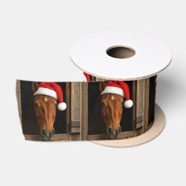 馬小屋の窓から顔を出すクリスマスの馬 サテンリボン