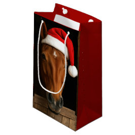 馬小屋の窓から顔を出すクリスマスの馬 スモールペーパーバッグ