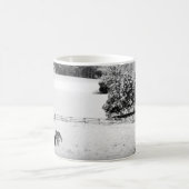 馬落ちた牧場の新雪 コーヒーマグカップ (中央)