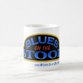 馬蝿の幼虫が付いているSTOOPのコーヒー・マグの青は署名します コーヒーマグカップ (中央)