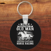 馬術を愛する老人を決して過小評価しない キーホルダー (正面)