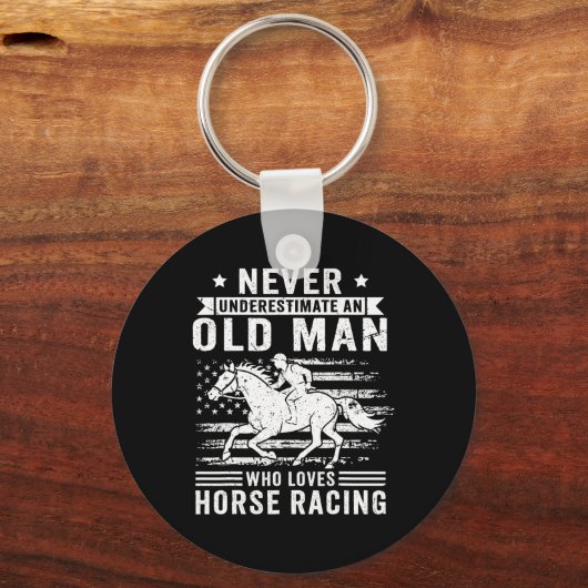 馬術を愛する老人を決して過小評価しない キーホルダー (正面)