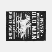 馬術を愛する老人を決して過小評価しない フリースブランケット (正面(横))