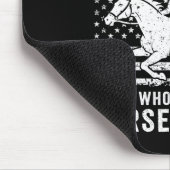 馬術を愛する老人を決して過小評価しない マウスパッド (コーナー)