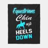 馬術選手が顎を上げて踵を下げる フリースブランケット (正面)