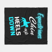 馬術選手が顎を上げて踵を下げる フリースブランケット (正面(横))