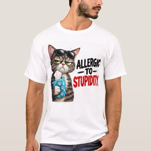 馬鹿さ加減にアレルギー反応が出るネコ Tシャツ (正面)