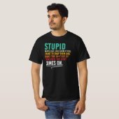 馬鹿な人はグロー・スティックみたいなもの 皮肉な引用 Tシャツ (正面フル)