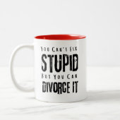 「馬鹿は直せないが、離婚しても良い」マグ ツートーンマグカップ (左)