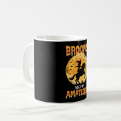 馬鹿乗りアマチュア魔女用の箒 コーヒーマグカップ (正面左)