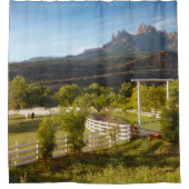 馬、白いフェンス、赤い岩シャワーカーテン シャワーカーテン (正面)