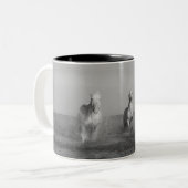 馬、野馬、白黒 ツートーンマグカップ (正面左)