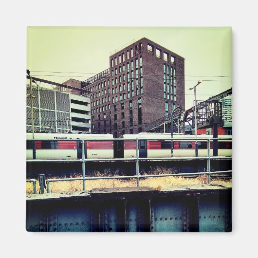 駅で列車を運転する マグネット (正面)