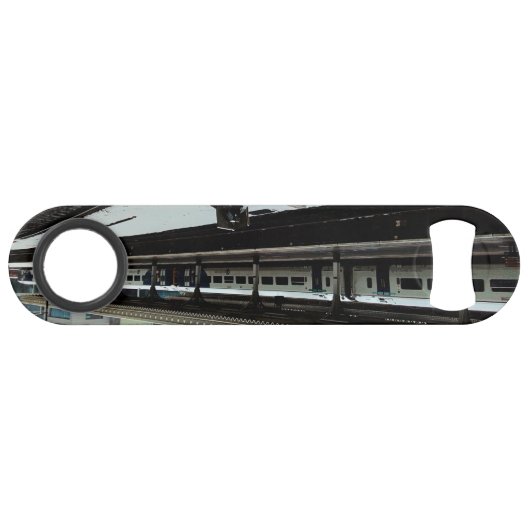 駅で列車 スピード栓抜き (正面(横))