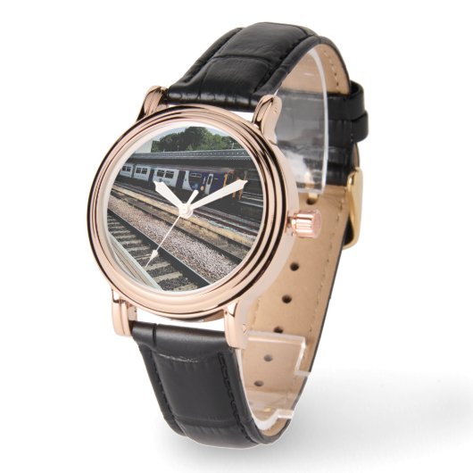 駅で列車 腕時計 (傾斜)