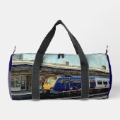 駅で青黄列車 ダッフルバッグ (裏面)